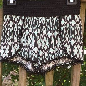 Crochet trim hot shorts